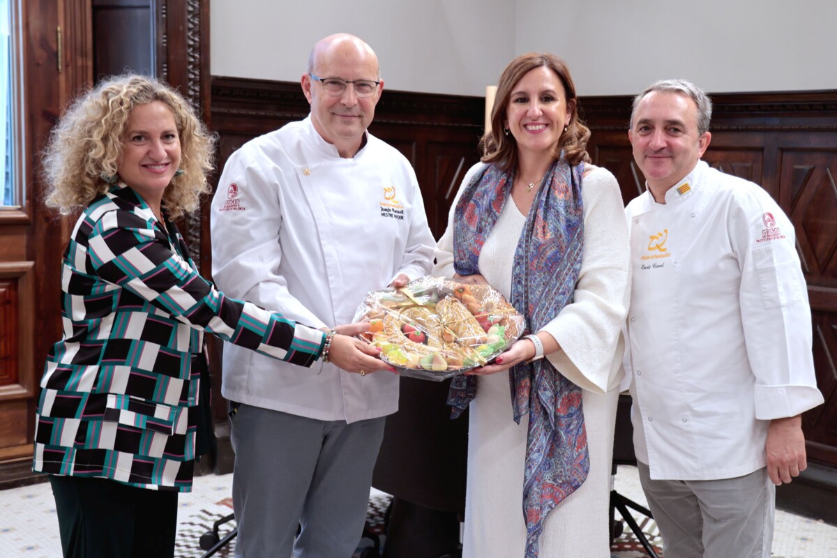 La alcaldesa de València, María José Catalá, recibe a representantes del Gremi de Panaders i Pastissers que le harán entrega de la tradicional mocadorà con motivo de la festividad del 9 d’Octubre.